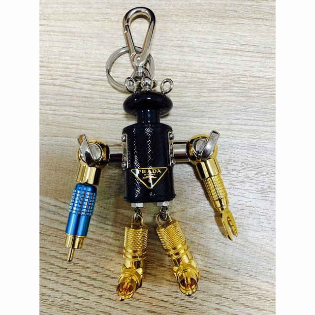 【極美品】プラダ トリック ロボット エドワード 三角ロゴ  キーホルダー