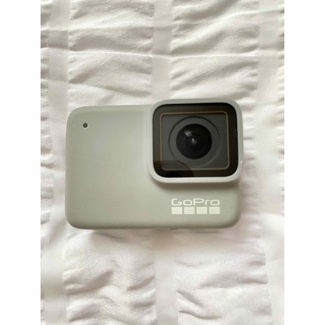 GoPro(ゴープロ)の【即納】GoPro HERO7 WHITE GoPro公式商品 セット マウント スマホ/家電/カメラのカメラ(ビデオカメラ)の商品写真