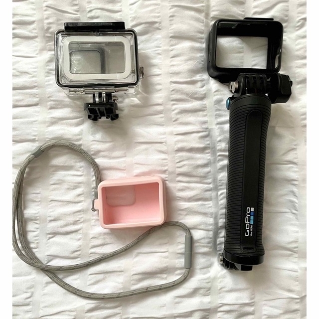 GoPro(ゴープロ)の【即納】GoPro HERO7 WHITE GoPro公式商品 セット マウント スマホ/家電/カメラのカメラ(ビデオカメラ)の商品写真