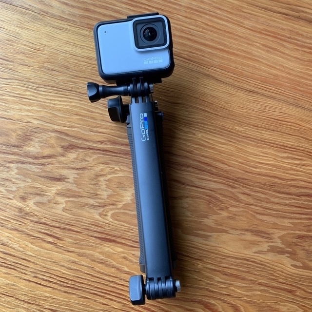 GoPro(ゴープロ)の【即納】GoPro HERO7 WHITE GoPro公式商品 セット マウント スマホ/家電/カメラのカメラ(ビデオカメラ)の商品写真