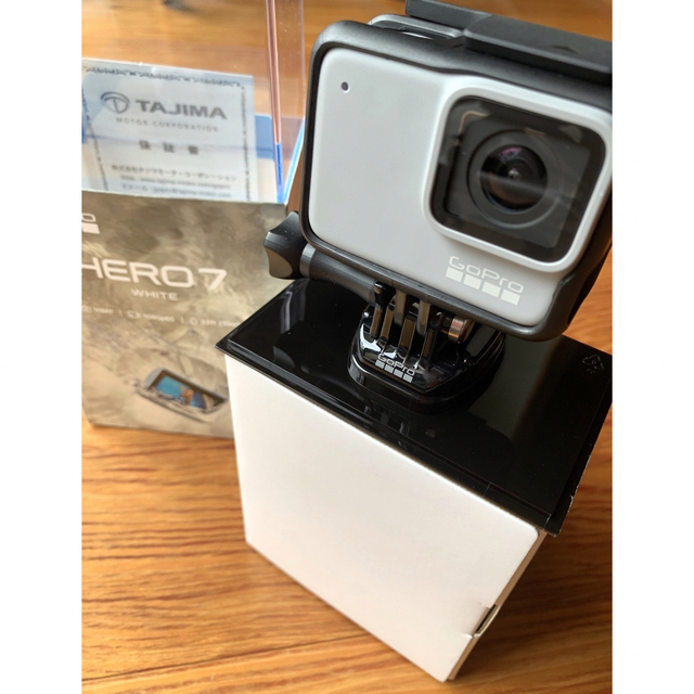 GoPro(ゴープロ)の【即納】GoPro HERO7 WHITE GoPro公式商品 セット マウント スマホ/家電/カメラのカメラ(ビデオカメラ)の商品写真