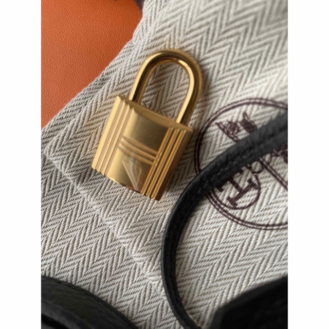 Hermes(エルメス)の【未使用】HERMESエルメス ケリー28 黒 トゴ ゴールド金具 Ｚ刻印 レディースのバッグ(ハンドバッグ)の商品写真