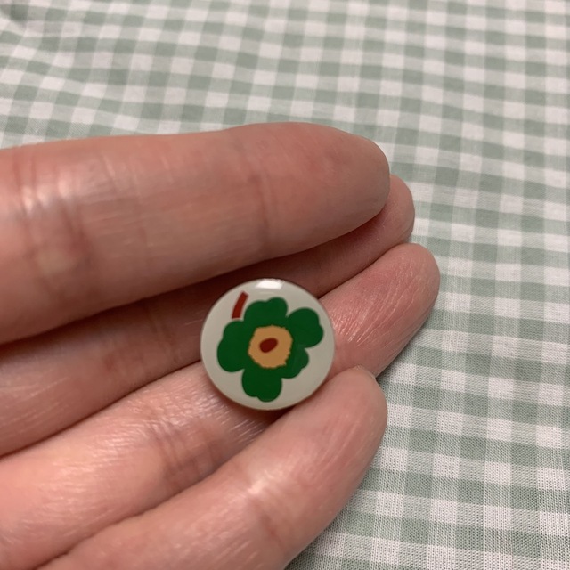 marimekko(マリメッコ)のマリメッコ　ノベルティ　ピンバッジ レディースのアクセサリー(その他)の商品写真