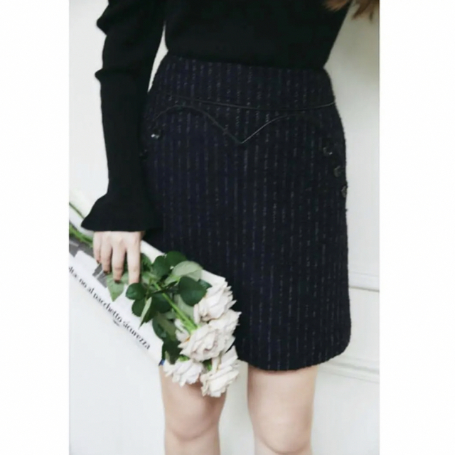 Her lip to Scallop Frayed Tweed Skirt