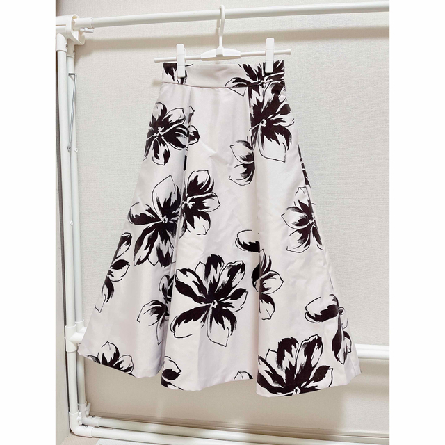 新品♡Noela♡ラインフラワーフロッキースカート♡黒