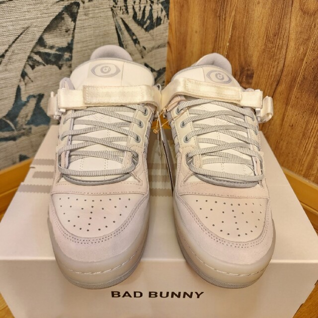 adidas(アディダス)のバッド・バニー アディダス フォーラム ロー ホワイト バニー スニーカー メンズの靴/シューズ(スニーカー)の商品写真