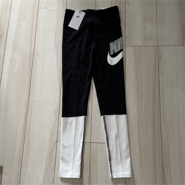 NIKE(ナイキ)の新品　ナイキ　レギンス　150 (140-150) キッズ/ベビー/マタニティのキッズ服女の子用(90cm~)(パンツ/スパッツ)の商品写真