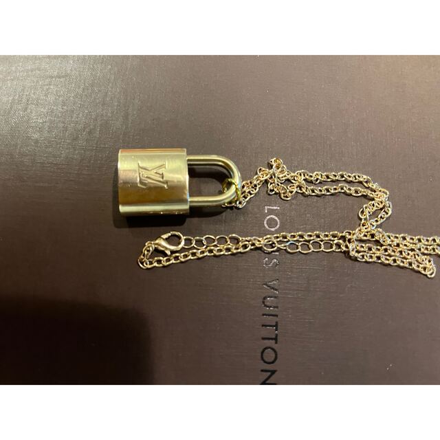 LOUIS VUITTON(ルイヴィトン)のキー　309つき　パドロック　南京錠　　ネックレス　ネックレス新品ポリッシュ済み レディースのアクセサリー(ネックレス)の商品写真