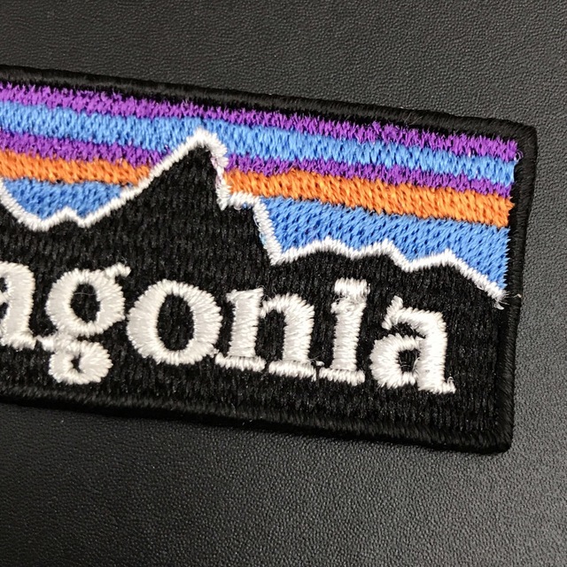 patagonia(パタゴニア)の70×28mm PATAGONIA フィッツロイロゴ アイロンワッペン -50 ハンドメイドのキッズ/ベビー(ファッション雑貨)の商品写真