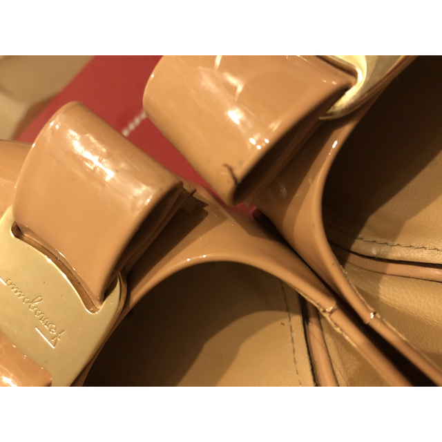 Salvatore Ferragamo(サルヴァトーレフェラガモ)のフェラガモ パンプス レディース ヒール エナメル レディースの靴/シューズ(ハイヒール/パンプス)の商品写真
