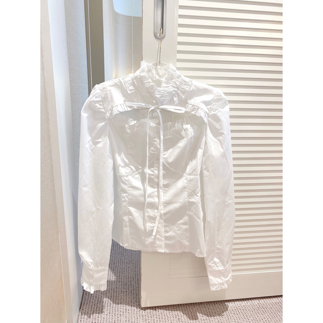 GRL(グレイル)のdecollete open frill blouse デコルテオープンブラウス レディースのトップス(シャツ/ブラウス(長袖/七分))の商品写真