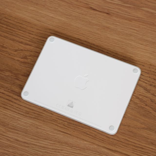 Apple(アップル)の【美品】Apple Magic Trackpad 白 スマホ/家電/カメラのPC/タブレット(PC周辺機器)の商品写真