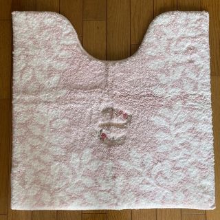 ローラアシュレイ(LAURA ASHLEY)のローラアシュレイ  トイレマット　ピンク　ホワイト　トイレマット　新品未使用(トイレマット)