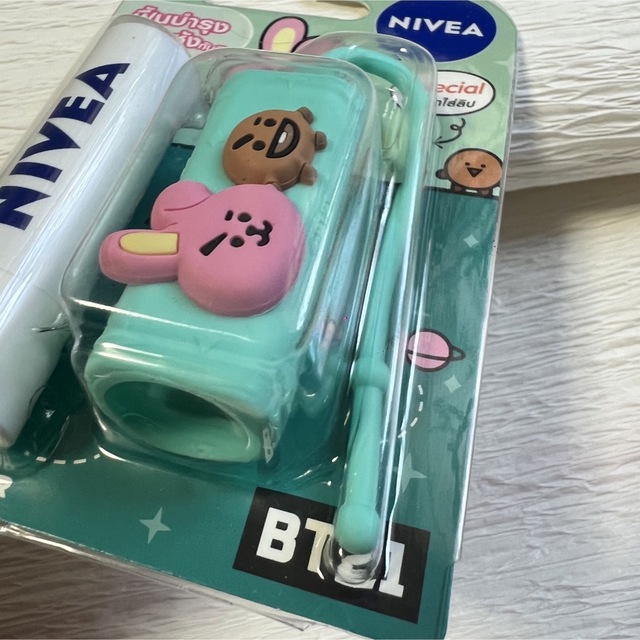 ニベア(ニベア)の海外限定 NIVEA × BT21 ニベア リップ BTS コラボ グリーン コスメ/美容のスキンケア/基礎化粧品(リップケア/リップクリーム)の商品写真