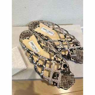 ジミーチュウ(JIMMY CHOO)のジミーチュウ　38.5 パイソン柄　サンダル(サンダル)