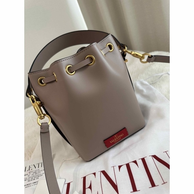 valentino garavani   超美品Valentino Vロゴ バケットバックの