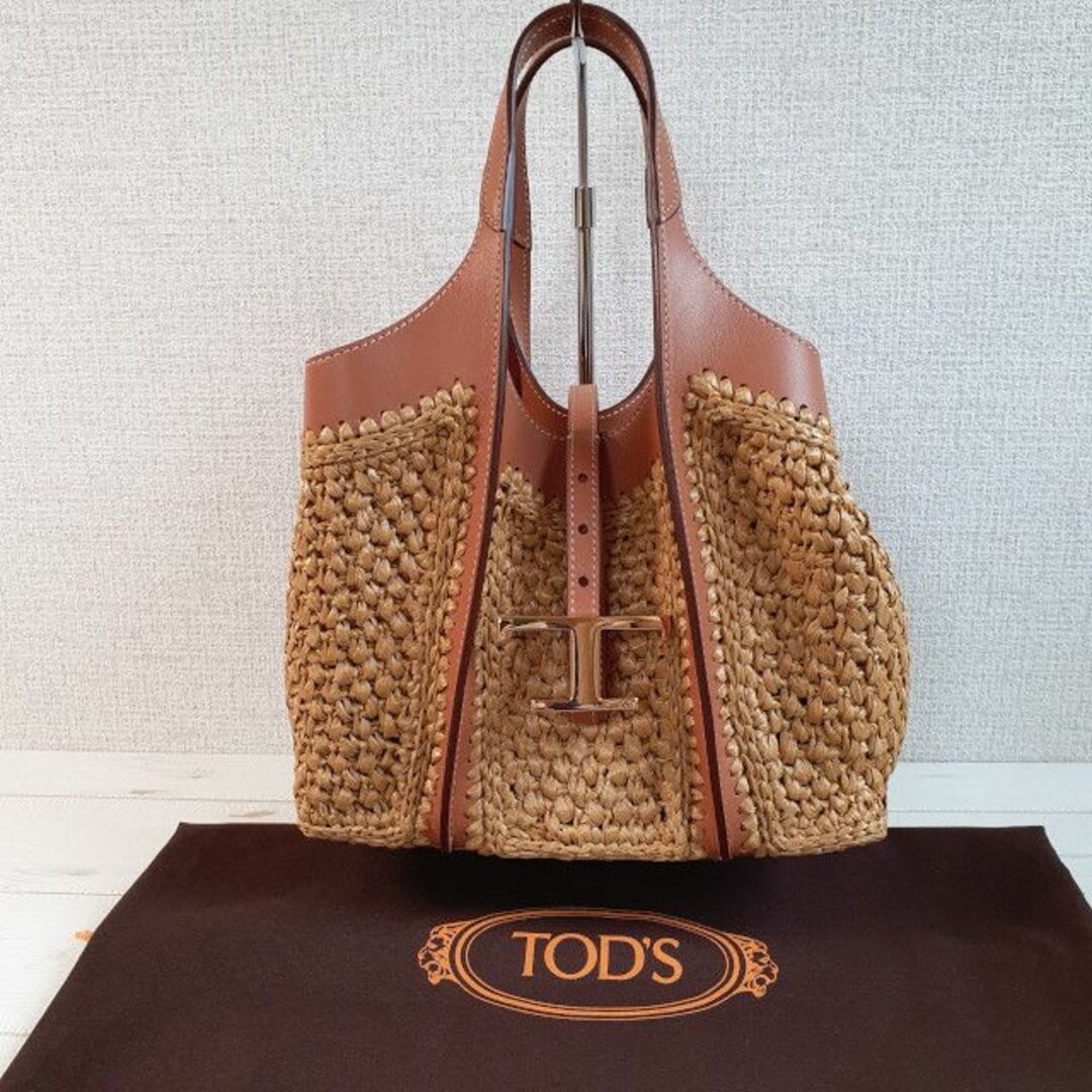 TOD'S(トッズ)の【新品・未使用】TOD'S Tタイムレス ラフィア ショッピングバッグ ブラウン レディースのバッグ(ショルダーバッグ)の商品写真