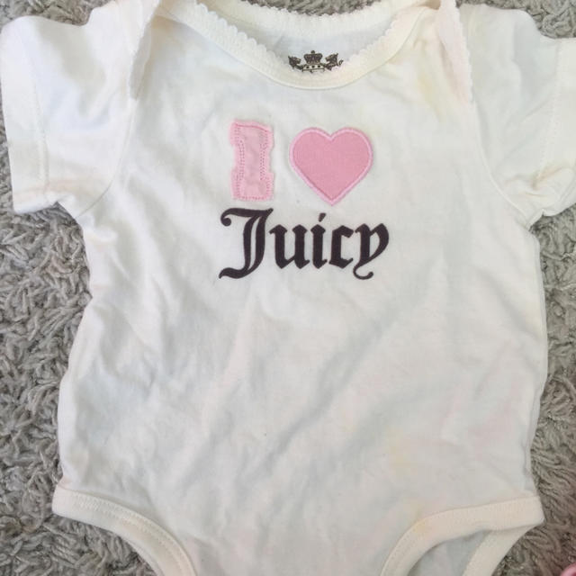 Juicy Couture(ジューシークチュール)のジューシークチュール☆半袖ロンパース3枚セット キッズ/ベビー/マタニティのベビー服(~85cm)(ロンパース)の商品写真