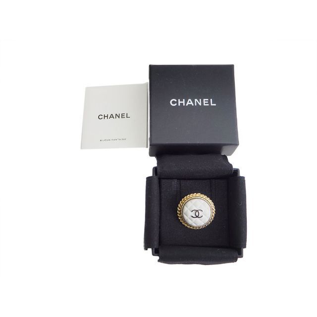 CHANEL(シャネル)のシャネル CHANEL チェーンアラウンド マトラッセ ココ ブローチ ホワイト レディースのアクセサリー(ブローチ/コサージュ)の商品写真