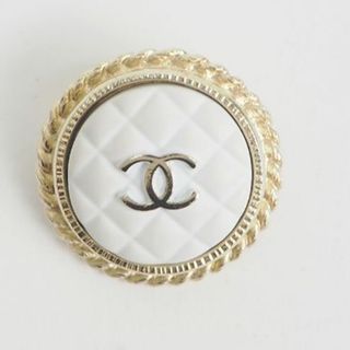 シャネル(CHANEL)のシャネル CHANEL チェーンアラウンド マトラッセ ココ ブローチ ホワイト(ブローチ/コサージュ)