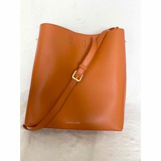 チャールズアンドキース(Charles and Keith)の新品未使用ショルダーオレンジバック　チャールズアンドキース(ショルダーバッグ)