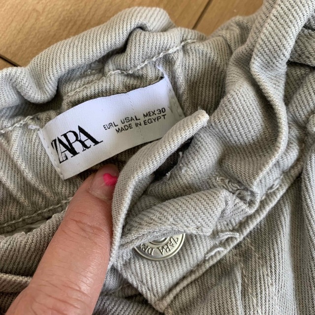 ZARA(ザラ)の16 ZARA 薄グレーデニムパンツ レディースのパンツ(デニム/ジーンズ)の商品写真