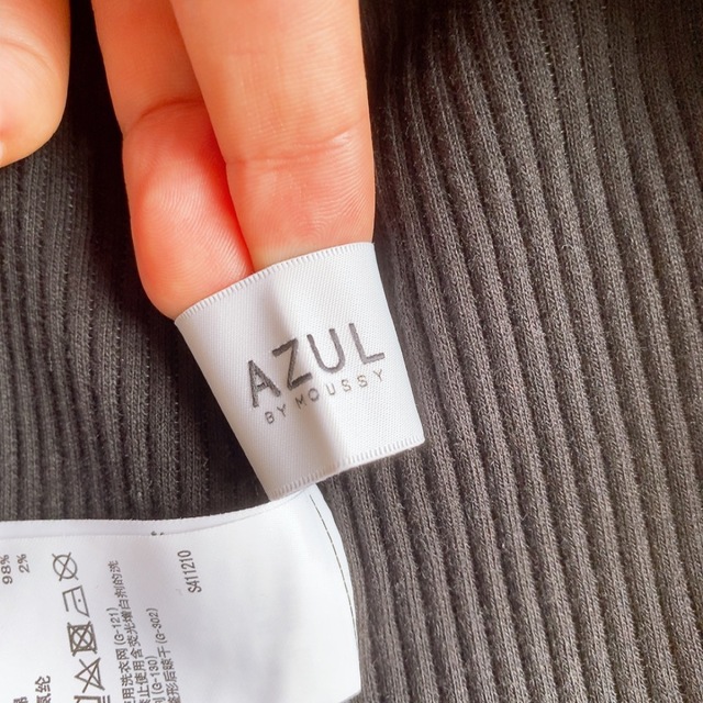 AZUL by moussy(アズールバイマウジー)の即配送！　AZUL by moussy アシメトリーショルダーリブトップス レディースのトップス(カットソー(半袖/袖なし))の商品写真