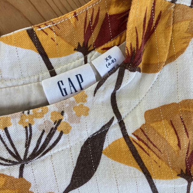 GAP(ギャップ)のギャップ　花柄ワンピース　XS（4-5）110cm キッズ/ベビー/マタニティのキッズ服女の子用(90cm~)(ワンピース)の商品写真