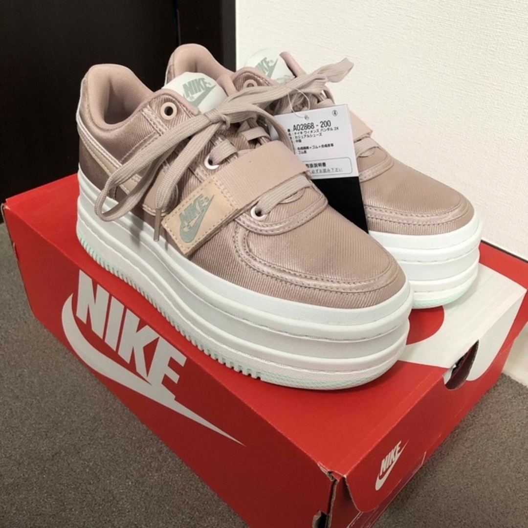 新品未使用！希少！レア！赤色NIKEスニーカー