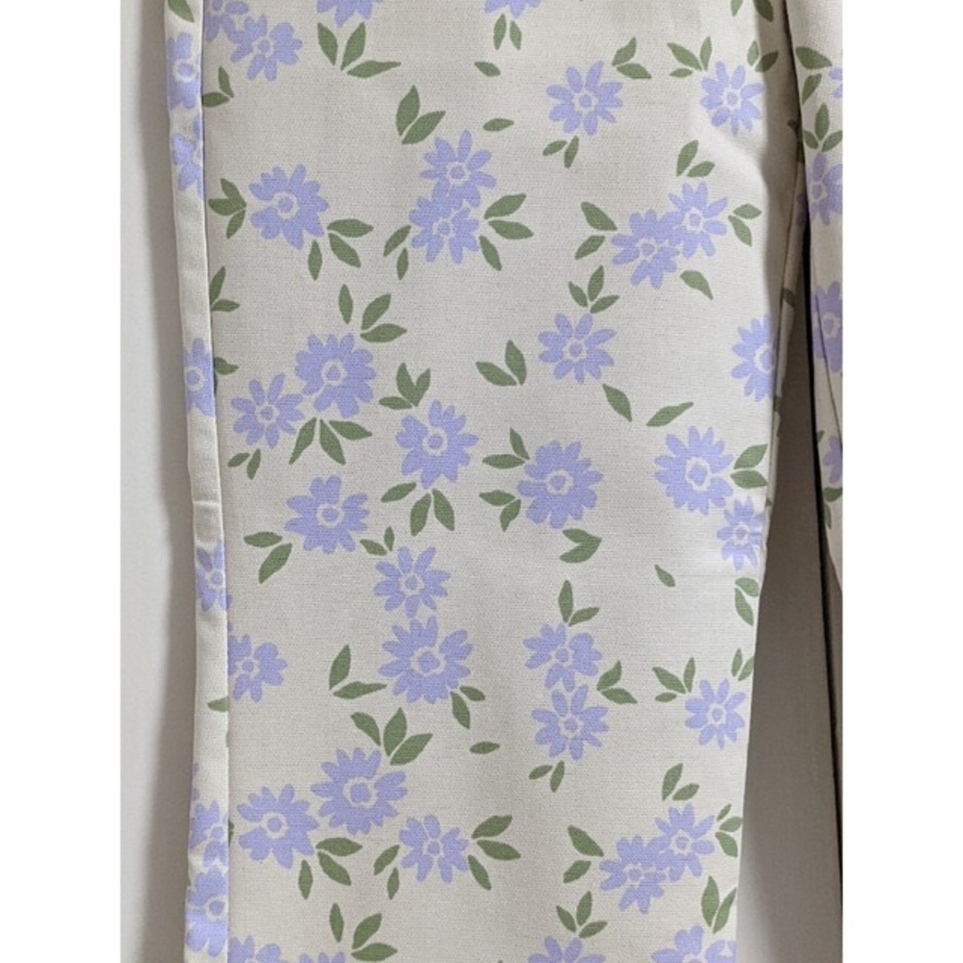 ZARA(ザラ)のZARA　ミニ フレアパンツ 花柄　Sサイズ　エクリュ レディースのパンツ(カジュアルパンツ)の商品写真