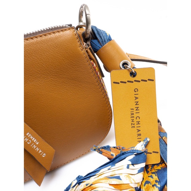 GIANNI CHIARINI(ジャンニキャリーニ)のGIANNI CHIAINI ショルダーバッグ　イタリア製　レザー　スカーフ レディースのバッグ(ショルダーバッグ)の商品写真