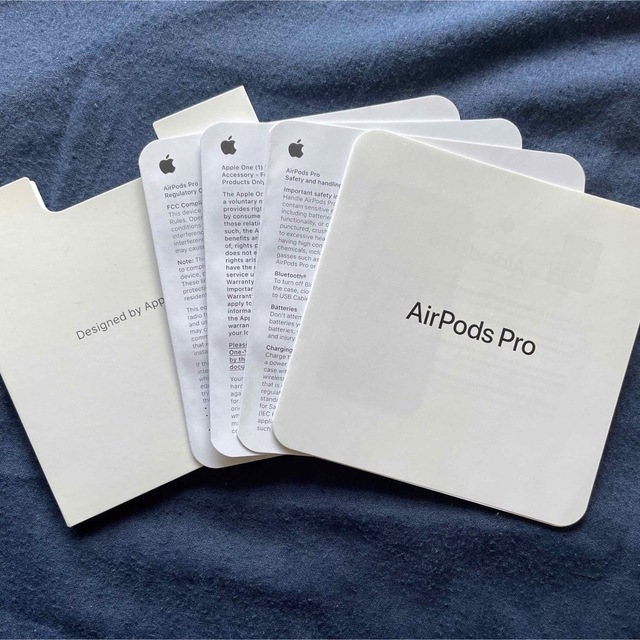 Apple(アップル)のAirPods Pro 第1世代 PWP22J/A　刻印あり　充電ケーブルなし スマホ/家電/カメラのオーディオ機器(ヘッドフォン/イヤフォン)の商品写真
