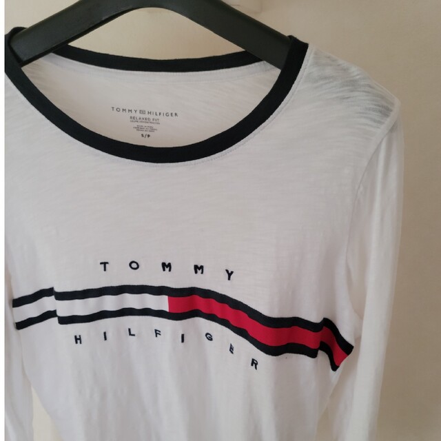 TOMMY HILFIGER(トミーヒルフィガー)のトミーヒルフィガー　ロンT レディースのトップス(Tシャツ(長袖/七分))の商品写真