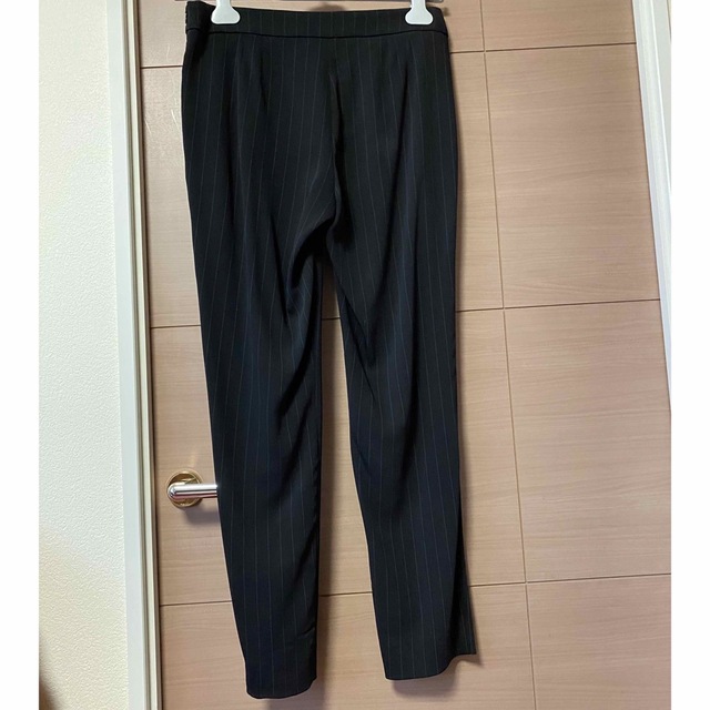 ARMANI COLLEZIONI(アルマーニ コレツィオーニ)の新品　タグ付き　アルマーニコレツォーニ　42 レディースのパンツ(クロップドパンツ)の商品写真