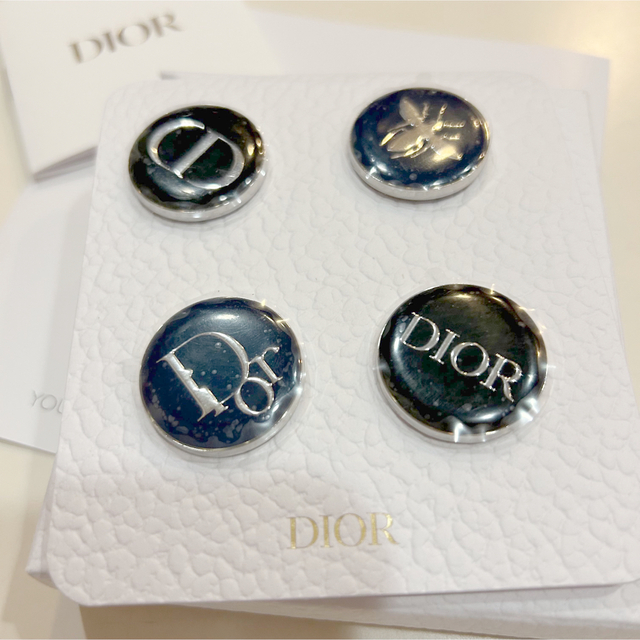 Christian Dior(クリスチャンディオール)のDior シルバー会員　ノベルティ　ピンバッジ エンタメ/ホビーのコレクション(ノベルティグッズ)の商品写真