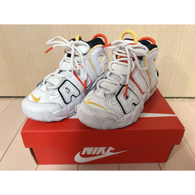 NIKE(ナイキ)のNIKE  AlR MORE UPTEMPO キッズ/ベビー/マタニティのキッズ靴/シューズ(15cm~)(スニーカー)の商品写真