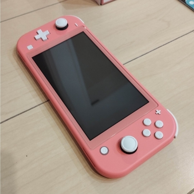 Nintendo Switch(ニンテンドースイッチ)のNINTENDO SWITCH LITE コーラル　どうぶつの森 エンタメ/ホビーのゲームソフト/ゲーム機本体(家庭用ゲーム機本体)の商品写真