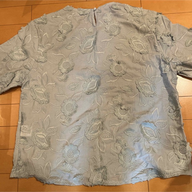 トリプルアローズレディース刺繍ブラウス　2L相当　未使用品 レディースのトップス(シャツ/ブラウス(半袖/袖なし))の商品写真