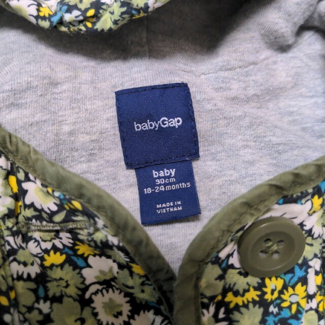 babyGAP(ベビーギャップ)の花柄　綿100% フード付　ジャケット　キルト キッズ/ベビー/マタニティのベビー服(~85cm)(その他)の商品写真