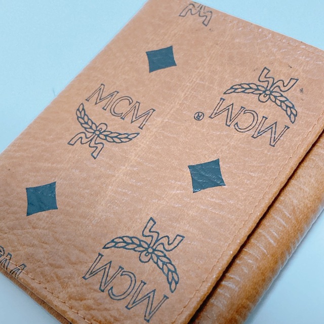 MCM(エムシーエム)のMCM コンパクトウォレット カード兼札入れ ロゴグラム コニャック 茶 PVC メンズのファッション小物(折り財布)の商品写真