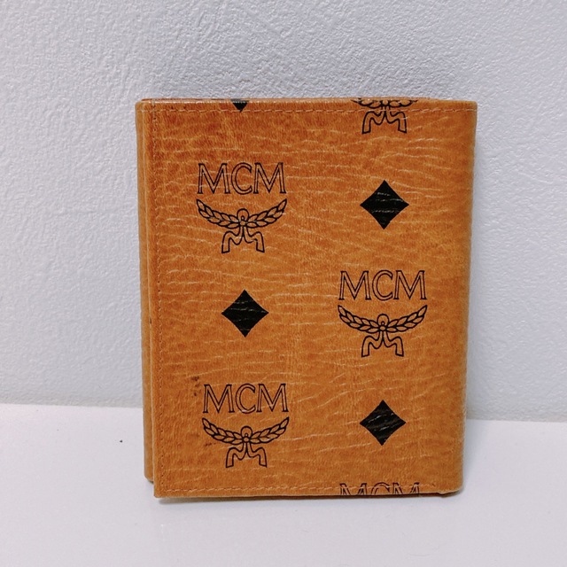 MCM(エムシーエム)のMCM コンパクトウォレット カード兼札入れ ロゴグラム コニャック 茶 PVC メンズのファッション小物(折り財布)の商品写真