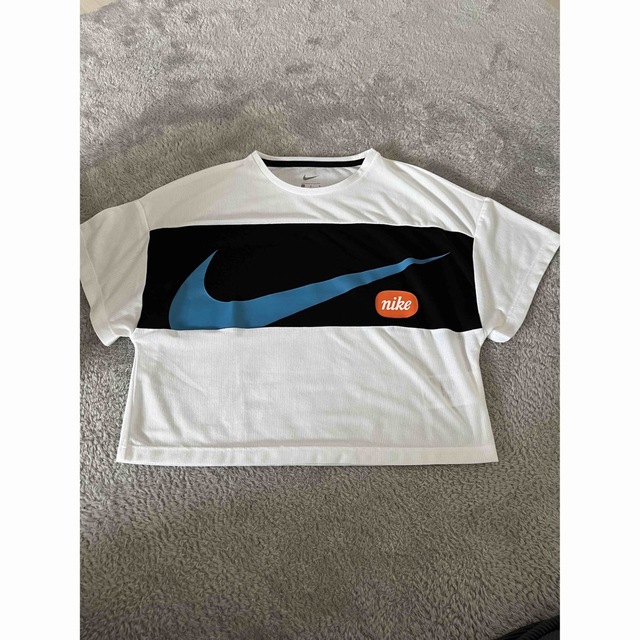 NIKE(ナイキ)のNIKE  ショート丈Tシャツ　150 美品 キッズ/ベビー/マタニティのキッズ服女の子用(90cm~)(Tシャツ/カットソー)の商品写真