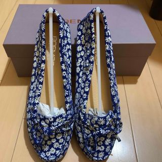 ボエモス(Boemos)のBOEMOS  ドライビングシューズ　花柄　新品(スリッポン/モカシン)