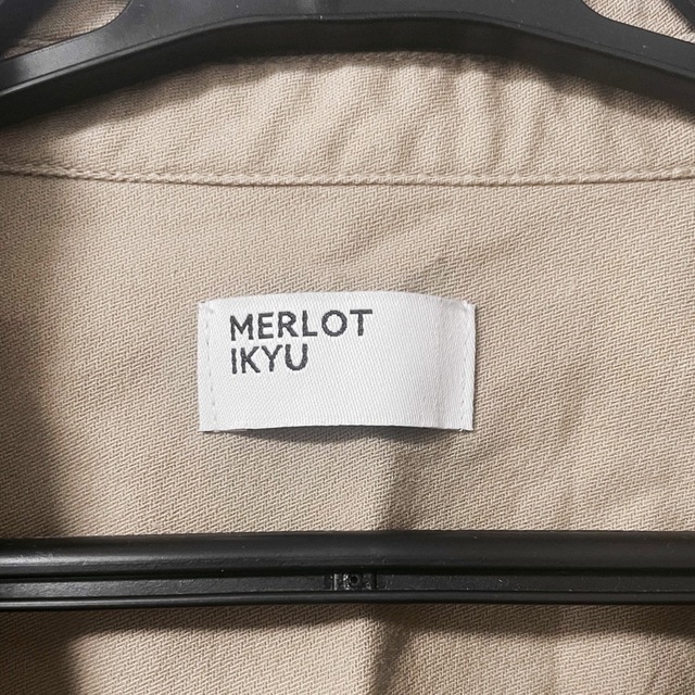 merlot(メルロー)の美品！MERLOT IKYU ワーク風シャツ（ベージュ） レディースのトップス(シャツ/ブラウス(長袖/七分))の商品写真