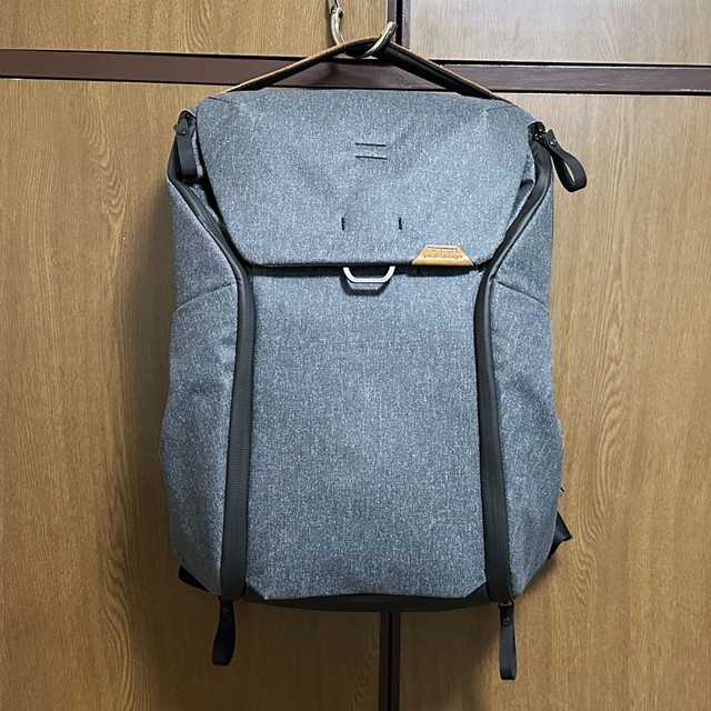ピークデザイン　エブリデイバックパック　20L チャコール メンズのバッグ(バッグパック/リュック)の商品写真