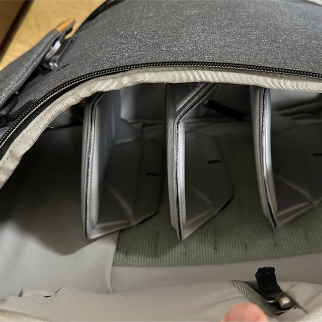 ピークデザイン　エブリデイバックパック　20L チャコール メンズのバッグ(バッグパック/リュック)の商品写真