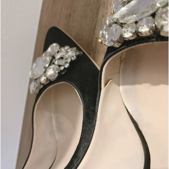 EmiriaWiz(エミリアウィズ)のエミリアウィズ EmiriaWiz サテン 黒 ブラック ビジュー パンプス レディースの靴/シューズ(ハイヒール/パンプス)の商品写真