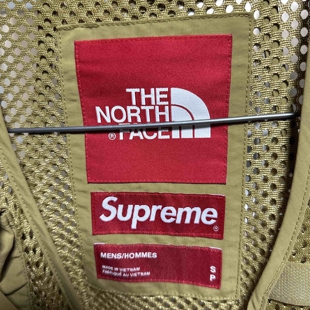 Supreme(シュプリーム)のSupreme/The North Face Cargo Vest "Gold" メンズのトップス(ベスト)の商品写真