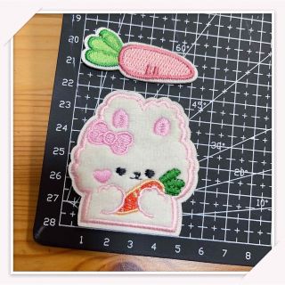 MS04 可愛いウサギさん　2枚分セット スマホシール/刺繍アイロンワッペン(各種パーツ)