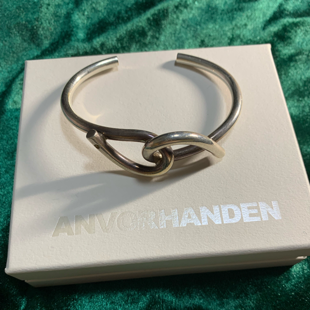 ANVORHANDEN  TORSION BANGLE